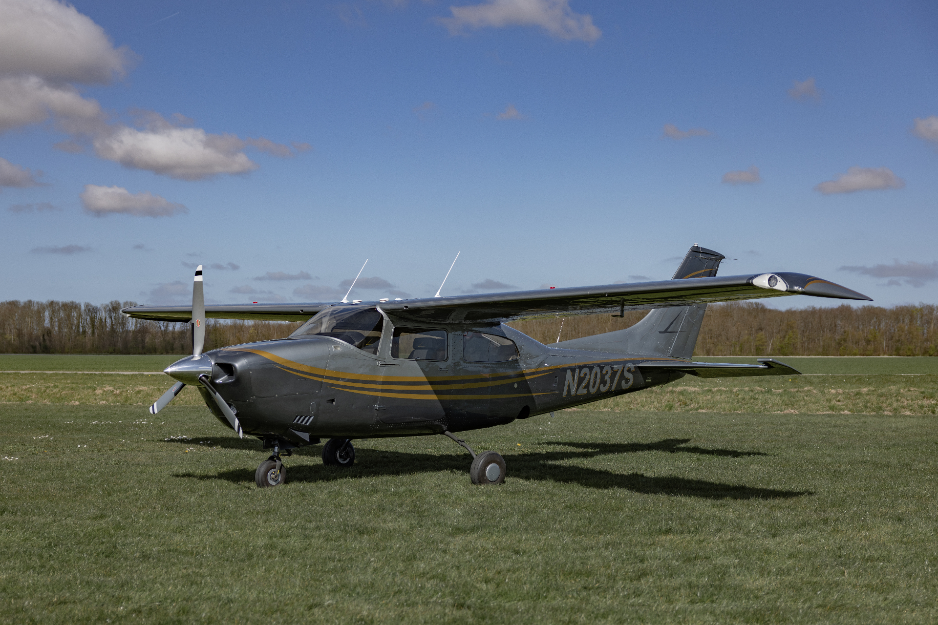 N2037S on the grass strip, side profile